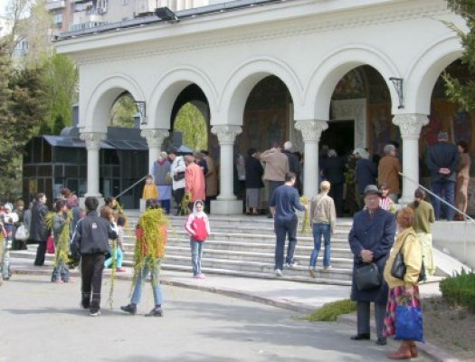 Sărbătoarea Floriilor - obiceiuri şi tradiţii. Iată unde slujeşte IPS Teodosie